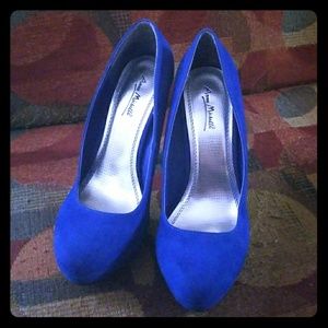 Royal blue heels💙